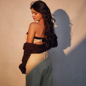 Prakriti Pavani Instagram - honey dipped and sun kissed 

makeup @prismbypriyanka1
hair @hairbyprem
stylist @stylistshikhar
clicked by @saurabh_sonkar 
@backstage_mumbai