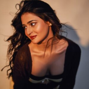 Prakriti Pavani Instagram - honey dipped and sun kissed 

makeup @prismbypriyanka1
hair @hairbyprem
stylist @stylistshikhar
clicked by @saurabh_sonkar 
@backstage_mumbai