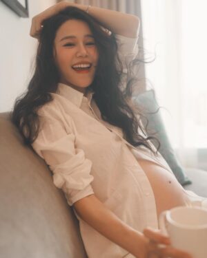 Priscilla Wong Instagram - 蕭太太最近每天都說
很不捨小肚子
看見她隨時隨地瘋狂吃東西
說是為了填飽小肚子
又看見她不停拿着手機拍攝愛動的肚皮
和每天晚上自言自語
猜她是想教導出乖巧的小肚子
希望小肚子
這段時光有快樂地過日子