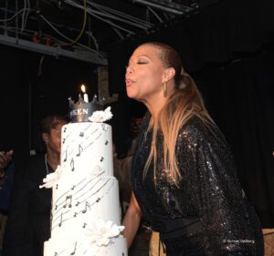 Queen Latifah Instagram - It’s my birthday! We keeping it easy, breezy, and beautiful, just like every year 😉. @covergirl #covergirlpartner

📸: @ndeshong_