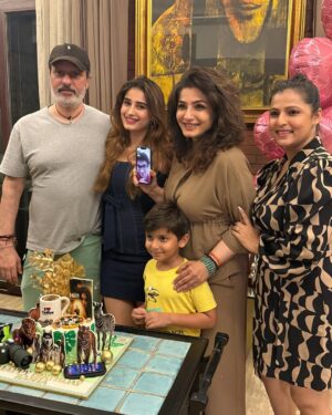 Raveena Tandon Instagram - My favourite summer days .. ! 😍🎉🎂🥳 🎨♥️
