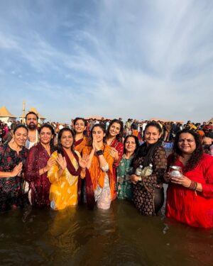 Raveena Tandon Instagram - Maha Kumbh / Kashi . 🙏🏻🕉️🙏🏻
