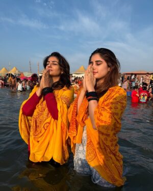 Raveena Tandon Instagram - Maha Kumbh / Kashi . 🙏🏻🕉️🙏🏻