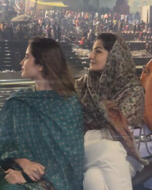 Raveena Tandon Instagram - Maha Kumbh / Kashi . 🙏🏻🕉️🙏🏻
