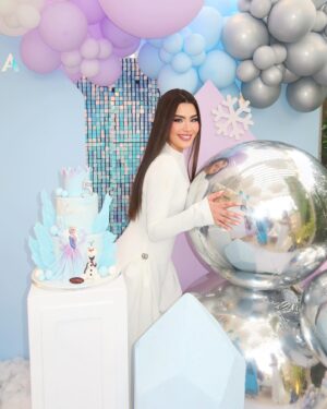 Rawan Bin Hussain Instagram - Luna’s birthday look🦋❄️
لوك عيد ميلادي بنتي لونا الغالية، حبيبة امها⛄️