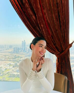 Rawan Bin Hussain Instagram - 🦢 🌸✨ lunch with a view ( I’m the view 😌😜)