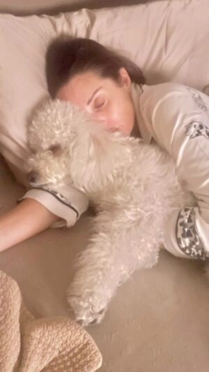 Rebeca Escribens Instagram - Mi Leo precioso! 
Él me acompaña en mis silencios.
Me mira y sé qué quiere.
Sólo me da amor.
Su fidelidad es categorizada de otro planeta.
Es mi compañerito para todo y todos lados. 

Pd: Tranquilos lectores, tengo familia y la amo tanto😂
