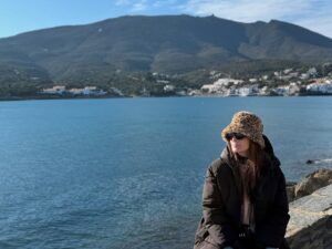 Rebeca Escribens Instagram - Comparto con ustedes algunas imágenes de lo que ha sido un viaje de ensueño. 
Un viaje que planifique desde enero del 2024. 
Un viaje que me ratifica lo bendecida que soy. 

1-Nuestro año nuevo en Barcelona
2-Teleferico de Montjuic Barcelona 
3-Un encuentro mágico con @annacortinaoficial en @larocavillage 
4-En Carcasona, Francia.
5-El Castillo de Carcassonne (también conocido como Palatium) se encuentra adosado a las murallas exteriores de la Ciudadela y fue erigido por los vizcondes de Trancavel, vasallos de los condes de Toulousse, que fueron derrotados tras la cruzada albingense en el siglo XIII.
(Copiadito de Google)
6-Camino a Turín, Italia para encontrarme con mi hermana del alma.
7-Noche de encuentro con mi Mabel y mi ahijada Dalia Rebeca preciosa.
8-Siete de la mañana, aún oscuro llevando a mi ahijada al colegio.
9-Con mi Betty! Muy orgullosa de ella y todo lo que ha logrado.
10-Un amanecer bonito.
11-Un clásico en Niza.
12-Las Arenas de Nîmes, Francia.
13 y 14- Amanecer en Cadaqués 
15- La iglesia de la Gran Madre de Dios, es un Templo católico de Turín, Italia.
16-Mi lugar favorito en mi mundo, el mar.
Cadaqués es un magnífico y remoto pueblo de pescadores situado en la península del Cap de Creus en la famosa Costa Brava española.
17-Una loca suelta en Niza con su Wachimam Pacheco.