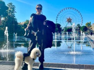 Rebeca Escribens Instagram - Comparto con ustedes algunas imágenes de lo que ha sido un viaje de ensueño. 
Un viaje que planifique desde enero del 2024. 
Un viaje que me ratifica lo bendecida que soy. 

1-Nuestro año nuevo en Barcelona
2-Teleferico de Montjuic Barcelona 
3-Un encuentro mágico con @annacortinaoficial en @larocavillage 
4-En Carcasona, Francia.
5-El Castillo de Carcassonne (también conocido como Palatium) se encuentra adosado a las murallas exteriores de la Ciudadela y fue erigido por los vizcondes de Trancavel, vasallos de los condes de Toulousse, que fueron derrotados tras la cruzada albingense en el siglo XIII.
(Copiadito de Google)
6-Camino a Turín, Italia para encontrarme con mi hermana del alma.
7-Noche de encuentro con mi Mabel y mi ahijada Dalia Rebeca preciosa.
8-Siete de la mañana, aún oscuro llevando a mi ahijada al colegio.
9-Con mi Betty! Muy orgullosa de ella y todo lo que ha logrado.
10-Un amanecer bonito.
11-Un clásico en Niza.
12-Las Arenas de Nîmes, Francia.
13 y 14- Amanecer en Cadaqués 
15- La iglesia de la Gran Madre de Dios, es un Templo católico de Turín, Italia.
16-Mi lugar favorito en mi mundo, el mar.
Cadaqués es un magnífico y remoto pueblo de pescadores situado en la península del Cap de Creus en la famosa Costa Brava española.
17-Una loca suelta en Niza con su Wachimam Pacheco.