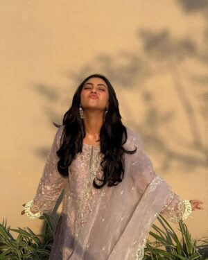 Reem Shaikh Instagram - Give me fresh flowers and old love 🤍