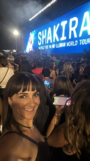 Renata Bravo Instagram - Todos mis respetos @shakira tremenda artista !!!! Y el show INCREÍBLE en un mundo donde aún existe el machismo , Shakira logra salir a recorrer el mundo con un show extraordinario , sin dejar de criar a sus lobos! Hazte esa! Si Shakira puede, todas podemos 💪 #lasmujeresyanolloranworldtour