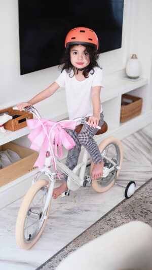 Rianti Cartwright Instagram - Akhirnya sepeda yang ditunggu-tunggu dari @tokyobikeid tiba. It’s such a perfect birthday present. I’ve never seen her appreciate something so much. Happy Birthday my sweet daughter.