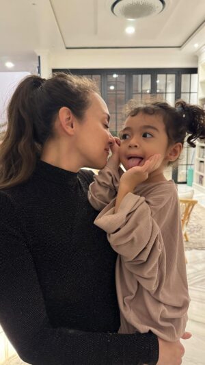 Rianti Cartwright Instagram - Bliss ❤️ team betah di rumah dimana suaranya? #homesweethome