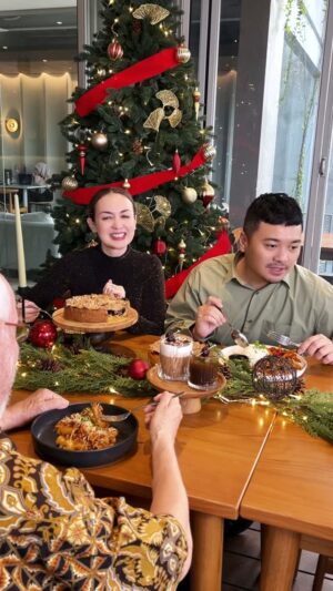 Rianti Cartwright Instagram - Nothing beats the warmth of family and the joy of a Christmas dinner shared with loved ones. 🎁✨ Indulge in a delicious Cherry Crumble Pie and embrace the festive spirit with a cozy Christmas ambiance.

📍Smoking Barrels Atelier
Jalan Cilandak Tengah Raya No. 8, Jakarta Selatan

#ChristmasMenu #ChristmasDinner #SmokingBarrelsAtelier #CafeJakartaSelatan #CafeJaksel
