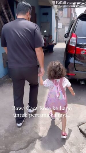 Rianti Cartwright Instagram - Bawa borneng Cara Rose ke Lapo untuk pertama kalinya. Beuh mantap kali bah! Thank you Ompung. Makanan favoritmu di lapo apa? Sharing dong ❤️