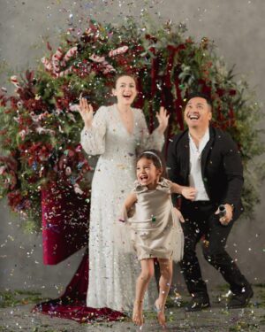Rianti Cartwright Instagram - Nainggolan’s 2024 Christmas Card ♥️. May your homes be filled with peace and love this season🎄🎼🕊️. 

Photo: @journeybysl @gidwinata
Styled by: @jealangel
MUA: @njsmakeup
Rianti’s dress: @monalease.id
Cara’s dress: @kakapofficial
Decoration: @artistefloral
Studio: @spacebynara