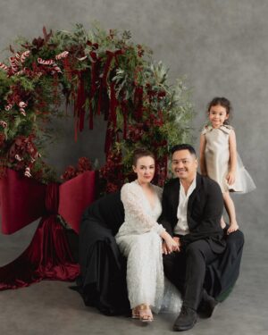 Rianti Cartwright Instagram - Nainggolan’s 2024 Christmas Card ♥️. May your homes be filled with peace and love this season🎄🎼🕊️. 

Photo: @journeybysl @gidwinata
Styled by: @jealangel
MUA: @njsmakeup
Rianti’s dress: @monalease.id
Cara’s dress: @kakapofficial
Decoration: @artistefloral
Studio: @spacebynara