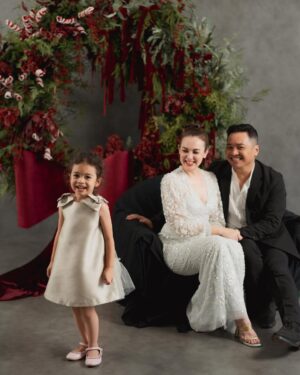Rianti Cartwright Instagram - Nainggolan’s 2024 Christmas Card ♥️. May your homes be filled with peace and love this season🎄🎼🕊️. 

Photo: @journeybysl @gidwinata
Styled by: @jealangel
MUA: @njsmakeup
Rianti’s dress: @monalease.id
Cara’s dress: @kakapofficial
Decoration: @artistefloral
Studio: @spacebynara