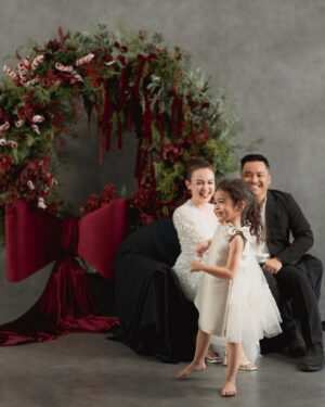 Rianti Cartwright Instagram - Nainggolan’s 2024 Christmas Card ♥️. May your homes be filled with peace and love this season🎄🎼🕊️. 

Photo: @journeybysl @gidwinata
Styled by: @jealangel
MUA: @njsmakeup
Rianti’s dress: @monalease.id
Cara’s dress: @kakapofficial
Decoration: @artistefloral
Studio: @spacebynara