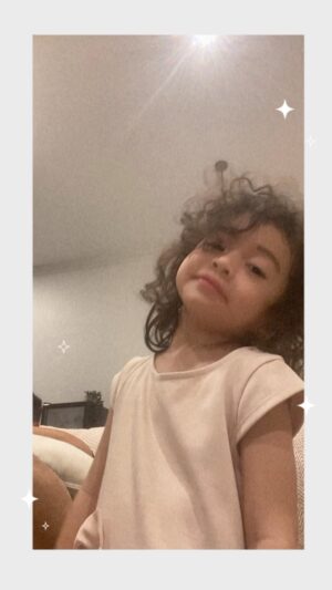 Rianti Cartwright Instagram - Nemu reels ini di drafts 😂. Cara Rose bikin reels sendiri pakai filter helep. Terus pas ketauan Babanya pura-pura lihat kuku 🤪. This was before she started school. Eceuuu…