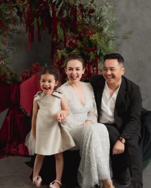 Rianti Cartwright Instagram - Nainggolan’s 2024 Christmas Card ♥️. May your homes be filled with peace and love this season🎄🎼🕊️. 

Photo: @journeybysl @gidwinata
Styled by: @jealangel
MUA: @njsmakeup
Rianti’s dress: @monalease.id
Cara’s dress: @kakapofficial
Decoration: @artistefloral
Studio: @spacebynara