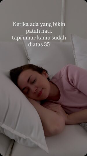 Rianti Cartwright Instagram - Daripada nangis mending istirahat yaa 😄