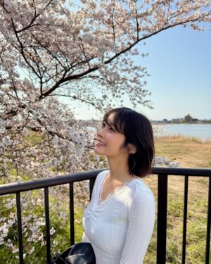 Rin Takahashi Instagram - 家族で新潟の鳥屋野潟公園に花見にきたよ🌸
C3PO（兄）が撮ってくれました📷✨🤖
気温もポカポカで桜も満開で気持ちよかった〜☺️☺️
