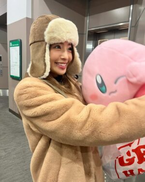 Rina Hashimoto Instagram - 日常〜😌🫧
UFOキャッチャー楽しかったあ〜🛸✨

ラーメンだいすき。
いまは減量中なので長らく食べてないなぁ。

ぁあ〜こっっってりで、
次の日、誰？ってぐらい浮腫むラーメンが食べたい😮‍💨🩷

おなかすいてきたよぉ🥹🩷

写真のツインテールはただの酔っ払いです🥴笑
ヘアゴムくださいって言ったら2個くれたから
ツインテールでラーメン食べました。

明日はイベントだーっ！
サウナからの更新でした🙂✌️