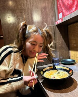Rina Hashimoto Instagram - 日常〜😌🫧
UFOキャッチャー楽しかったあ〜🛸✨

ラーメンだいすき。
いまは減量中なので長らく食べてないなぁ。

ぁあ〜こっっってりで、
次の日、誰？ってぐらい浮腫むラーメンが食べたい😮‍💨🩷

おなかすいてきたよぉ🥹🩷

写真のツインテールはただの酔っ払いです🥴笑
ヘアゴムくださいって言ったら2個くれたから
ツインテールでラーメン食べました。

明日はイベントだーっ！
サウナからの更新でした🙂✌️