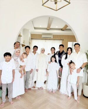 Ririn Ekawati Instagram - Selamat Lebaran Everyone 🙏 saatnya berkumpul bersama Kelurga ❤️

(note : peci nya ka Dhofin dipake bu Yaya)