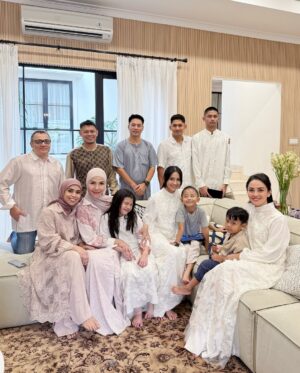 Ririn Ekawati Instagram - Selamat Lebaran Everyone 🙏 saatnya berkumpul bersama Kelurga ❤️

(note : peci nya ka Dhofin dipake bu Yaya)