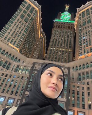 Ririn Ekawati Instagram - Ada di mana saat bibir hanya bisa terucap ‘Terimakasih ya ALLAH untuk segalanya.

ya ALLAH maha pemilik jiwa….
jadikanlah hamba yang pandai bersyukur,
bimbinglah hamba yang terus kagum dengan kemahahebatan-Mu. 🤲🏻✨