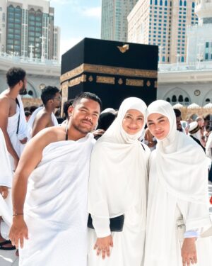 Ririn Ekawati Instagram - Ada di mana saat bibir hanya bisa terucap ‘Terimakasih ya ALLAH untuk segalanya.

ya ALLAH maha pemilik jiwa….
jadikanlah hamba yang pandai bersyukur,
bimbinglah hamba yang terus kagum dengan kemahahebatan-Mu. 🤲🏻✨