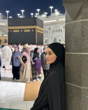 Ririn Ekawati Instagram - Ada di mana saat bibir hanya bisa terucap ‘Terimakasih ya ALLAH untuk segalanya.

ya ALLAH maha pemilik jiwa….
jadikanlah hamba yang pandai bersyukur,
bimbinglah hamba yang terus kagum dengan kemahahebatan-Mu. 🤲🏻✨