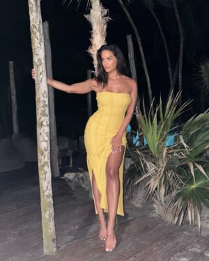 Rocsi Diaz Instagram - Bright colors while on vacay make the tan pop more. 
(@officialjulissab gonna be mad I gave yall free 👣 🤣)

Text “Dress” for 🔗 and discount code.