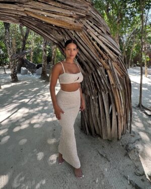 Rocsi Diaz Instagram - House shopping. Just want a lil shack on the ocean. 🌊 where I can eat fresh fruit and walk around barefoot. Oh and no 📺. Can you believe the girl on 📺 doesn’t want one. 

What I love about the set is that I can mix match the top and the skirt with other things and super light to pack. 

Text ✨ or gold for the first link