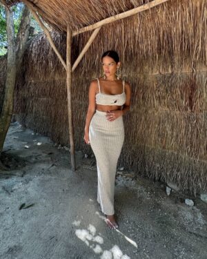 Rocsi Diaz Instagram - House shopping. Just want a lil shack on the ocean. 🌊 where I can eat fresh fruit and walk around barefoot. Oh and no 📺. Can you believe the girl on 📺 doesn’t want one. 

What I love about the set is that I can mix match the top and the skirt with other things and super light to pack. 

Text ✨ or gold for the first link