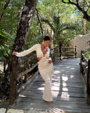 Rocsi Diaz Instagram - Pulled in all sorts of directions be wise on which path to choose 🫶🏽

Text “Dream” for 🔗 to this dress (it’s the perfect light knit for spring and summer days and nights)