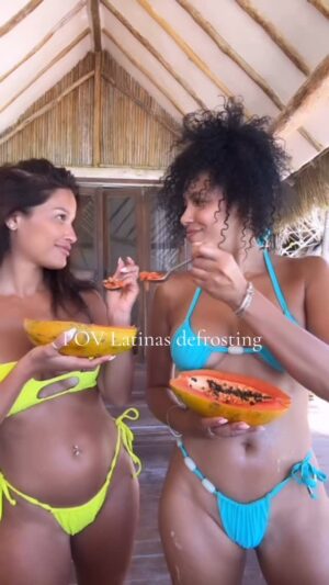 Rocsi Diaz Instagram - Hey Aren’t you that girl that hosted 106 and Park ?? 

Yes WE are 🥰 

Las Doras 😂

Eat the papaya seeds 😋!!! 

#latina #tvhost #106andpark #over40 #badbunny @badbunnypr