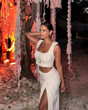 Rocsi Diaz Instagram - Midnight Summer Dream 💭 Don’t wake me up 🤍

 #fashionblogger #vacation #summerlook #latina #tan #sunkissed