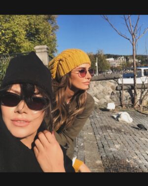 Rojda Demirer Instagram - Bazı insanlar vardır hayatınızda , her zaman sizin için ordadır …işte bunu bilmek o güveni hissetmektir dostluk🥹🫶ne mutlu bize biliyorum sen her zaman ordasın seni çok ama çoook seviyorum güzel kalplim❤️kalbindeki merhamet duygun , gözlerindeki ışıltın , bizlere verdiğin o eşsiz enerjinle hep ama hep hayatımda oldun ve hep de olacaksın biliyorum seni çoook seviyorum canımmm nice anılarımıza nice yıllarımıza 🥂@mehtapbayri 🙏❤️ #happybirthday 🎉🎂
