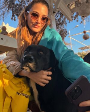 Rojda Demirer Instagram - Ahh o bakışları o kafayı yaslayışı kalbimi bıraktım yine 🥹Gündem yoğun arada kaynamasınlar ltf🙏 bize herzamankinden daha çok ihtiyaçları var 🐕 🐈 
#sokakhayvanlarısahipsizdeğil #yasayıiptaletaym