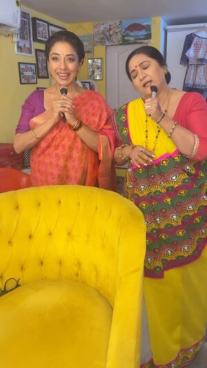 Rupali Ganguly Instagram - Statutory Warning : Absurd reel 🙈 
There is a method in madness and we prove it 🤪
Hum do ajeeb log 💃 

#latesttrend #nailedit #fun #reelitfeelit #rupaliganguly #alpanabuch #anupamaa