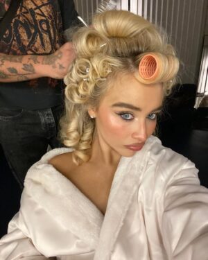 Sabrina Carpenter Instagram - Je suis petite est sucre!