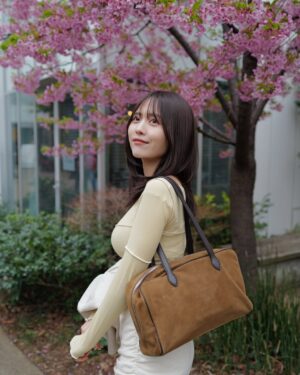 Sachika Nitta Instagram - 柔らかな春を感じる多幸感コーデ🌸
イエベ春ぴったりなコーデになった気がするっ

早速、アウターは新色のIvoryを @vallan.jp 
手に取ると木の目調がデザインとして映えるのもおきにいり🪵

4.5枚目にはすずのさんとのランチの様子☺️♡

outer @vallan.jp 
tops @amomento.co 
skirt @casa_fline 
bag @toutyest 
shoes @marni