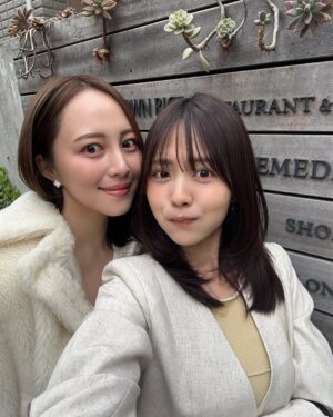 Sachika Nitta Instagram - 柔らかな春を感じる多幸感コーデ🌸
イエベ春ぴったりなコーデになった気がするっ

早速、アウターは新色のIvoryを @vallan.jp 
手に取ると木の目調がデザインとして映えるのもおきにいり🪵

4.5枚目にはすずのさんとのランチの様子☺️♡

outer @vallan.jp 
tops @amomento.co 
skirt @casa_fline 
bag @toutyest 
shoes @marni