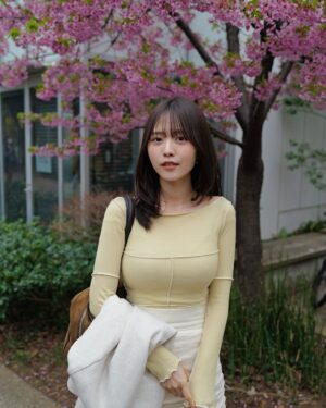 Sachika Nitta Instagram - 柔らかな春を感じる多幸感コーデ🌸
イエベ春ぴったりなコーデになった気がするっ

早速、アウターは新色のIvoryを @vallan.jp 
手に取ると木の目調がデザインとして映えるのもおきにいり🪵

4.5枚目にはすずのさんとのランチの様子☺️♡

outer @vallan.jp 
tops @amomento.co 
skirt @casa_fline 
bag @toutyest 
shoes @marni