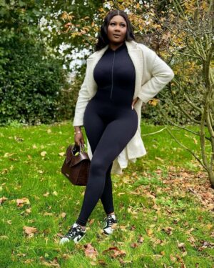 Salma Mumin Instagram - Premium GREEN FLAG! 

Jumpsuit: @styleavenuegh 
Bag: @lure_gh 
Lashes: @lashbrowwax_bystunners 
Cc @roverfestafrica @roverfestfanclub
