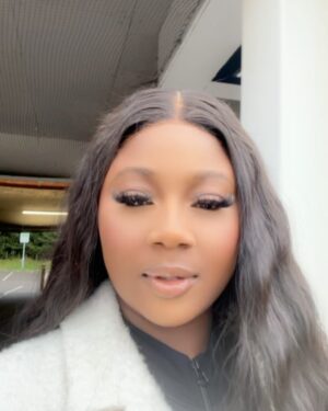 Salma Mumin Instagram - Premium GREEN FLAG! 

Jumpsuit: @styleavenuegh 
Bag: @lure_gh 
Lashes: @lashbrowwax_bystunners 
Cc @roverfestafrica @roverfestfanclub