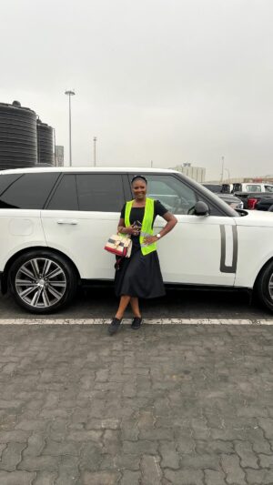 Salma Mumin Instagram - CAME IN A BLACK ONE AND LEFT IN  A WHITE ONE 🥂
Come with me to pick up my #rangerovervogue 🔌 All the way from USA 🇺🇸 . Super grateful for an answered prayer 🙏

My dress : @styleavenuegh
Bag : @gucci 
Sandals: @gucci 
Sunglasses: @louisvuitton

#salmamumin #prettyfacesalma #rangerover #rangerover2023 #rangrover2024 #rr #rangerovervogue  #rangeroversi4